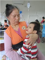 Người phụ nữ nghèo nhận chăm sóc cháu bé ung thư máu