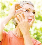 Làm sao để hạn chế khô mắt ở người lớn tuổi?