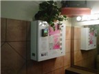 Quán bar lắp máy thử thai trong nhà vệ sinh