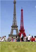 Độc đáo mô hình tháp Eiffel bằng ghế công viên