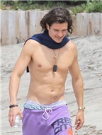Orlando Bloom mình trần quyến rũ trên bãi biển