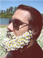 Thú vị với trào lưu gắn hoa lên râu của cánh đàn ông