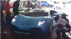 Siêu xe Lamborghini Aventador mới toanh “chật vật” leo dốc