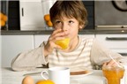 Cho trẻ uống nước trái cây đúng cách