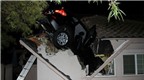 BMW X3 nằm xuyên qua nóc garage, người lái biến mất