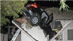 BMW mất lái xuyên thủng mái nhà