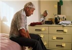 Người già thường lú lẫn, đi không vững là triệu chứng bệnh gì?