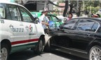 Siêu xe Bentley bị taxi tông móp đầu giữa Sài Gòn