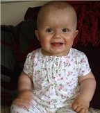 Nụ cười chiến thắng của bé 10 ngày tuổi bị ung thư buồng trứng