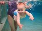 Dạy bé tập bơi: Mấy tuổi là an toàn?