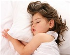 Không nên cho trẻ ngủ với gối