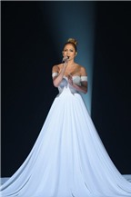 Tròn mắt trước váy đổi màu kỳ diệu của Jennifer Lopez