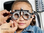 Trẻ bị cận thị nhẹ, cha mẹ nên làm gì?