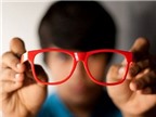 Trẻ bị cận thị nặng, cha mẹ nên làm gì?
