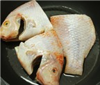 Trưa nay ăn gì: Bữa trưa dễ ăn với cá diêu hồng om dưa và canh ngao mồng tơi