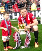 Con trai Rooney học cách làm người nổi tiếng giống cha