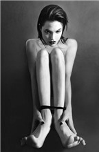 Rao bán ảnh nude nghệ thuật của Angelina Jolie