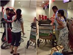 Cô gái “bắn” tiếng Anh-Việt, chửi bà mẹ bế con ở sân bay