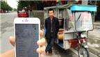 [Photo] Hành khách hứng thú trải nghiệm xe tuk-tuk có wifi