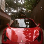 Neymar ngồi trên nóc khoe siêu xe Ferrari mới tậu