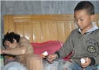 Rơi nước mắt nhìn bé trai 7 tuổi một mình chăm sóc bố bại liệt