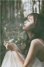 Bích Phương diện mốt váy ngủ gợi cảm trong MV mới