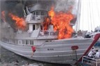 Tàu chở 19 khách du lịch bốc cháy trên Vịnh Hạ Long