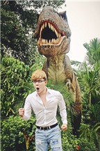 Nathan Lee ăn mừng MV triệu view tại công viên khủng long