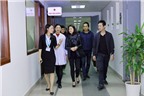 Vợ NS Trần Lập và MC Anh Tuấn trao 200 triệu cho bệnh nhi